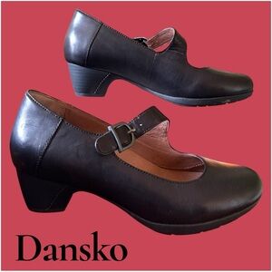 Dansko Women's Dianne Mary Jane Low Heel in black leather. Size 9.5. New w/o box
